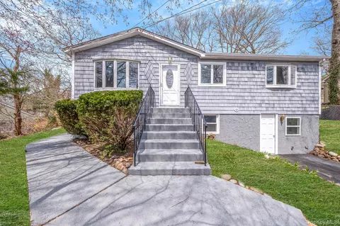 21 Yucca Rd, Rocky Point, NY 11778