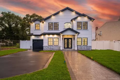 12 Hoover Ln, Bethpage, NY 11714