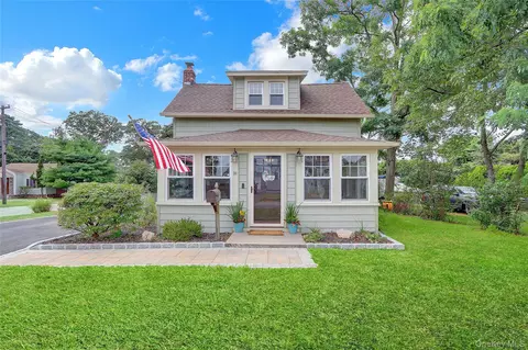 94 Chapel Ave, Patchogue, NY 11772