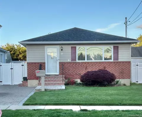 5 Moeller St # A, Hicksville, NY 11801