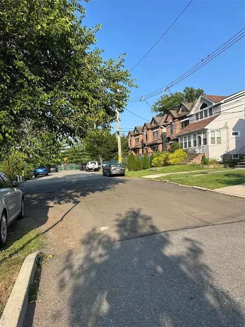 52 Pleasant St, New York, NY 10308