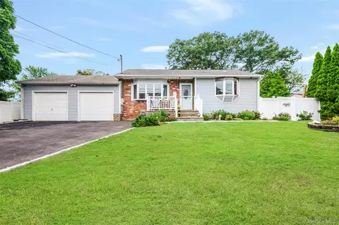 3 Vine Haven Ln, Commack, NY 11725