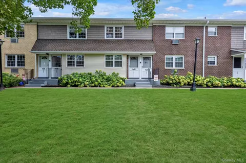 5206 Wilshire Ln #5206, Oakdale, NY 11769