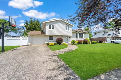 46 Saratoga Dr, Jericho, NY 11753