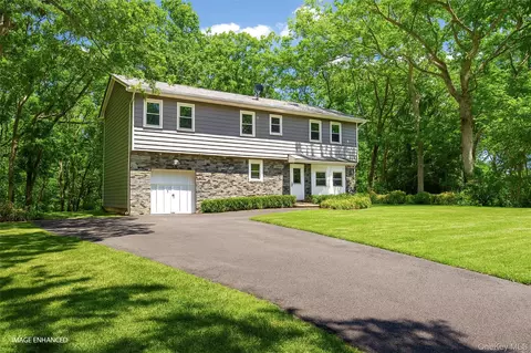 57 Hampton Ct, Bridgehampton, NY 11932