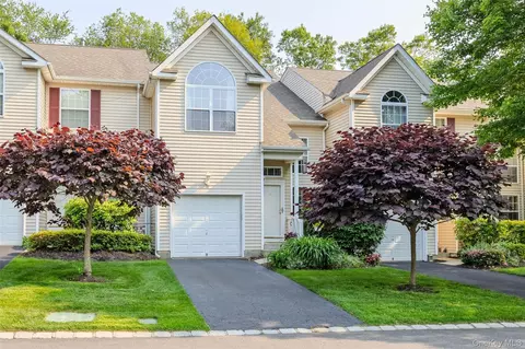 10 Cranberry Cir, Medford, NY 11763