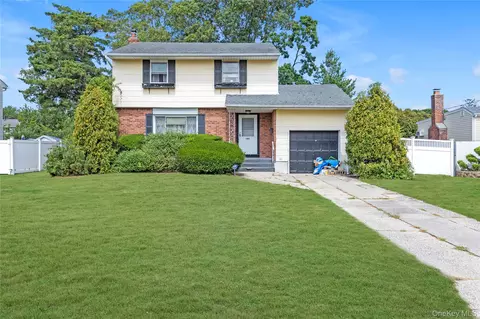 165 Country Village Ln, East Islip, NY 11730