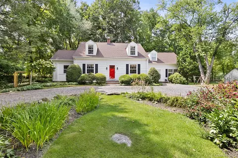 4 Oak Hill Rd, New Castle, NY 10514