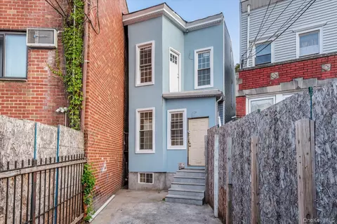 1142 Welling Ct, New York, NY 11102