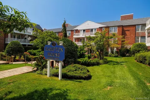 120 Morris Ave #A19, Rockville Centre, NY 11570