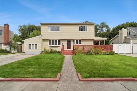 79 Elizabeth Dr, Bethpage, NY 11714