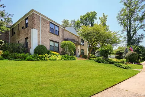 29 W Mill Dr #10A, North Hempstead, NY 11021