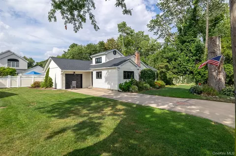661 Bay 6th St, West Islip, NY 11795