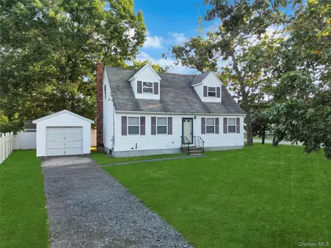 2 Brushwood Dr, Shirley, NY 11967