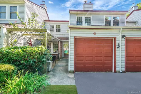 4 Georgian Ct, Coram, NY 11727