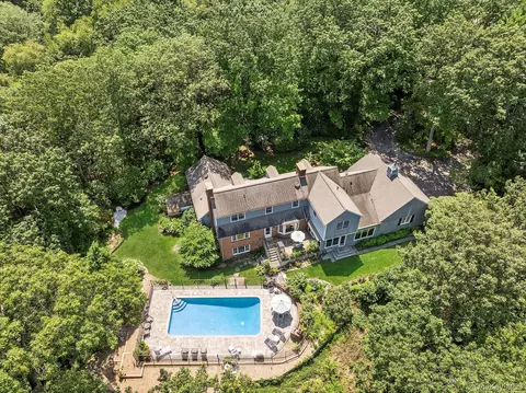 19 Beach Plum Dr, Centerport, NY 11721