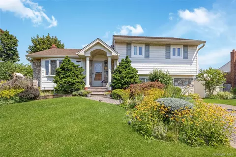 9 Cheryl Ln N, Farmingdale, NY 11735