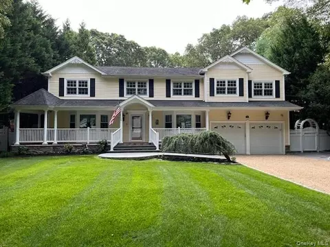 48 River Heights Dr, Smithtown, NY 11787