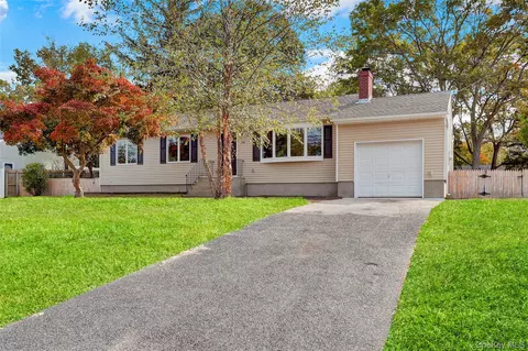 116 E Woodside Ave, Patchogue, NY 11772