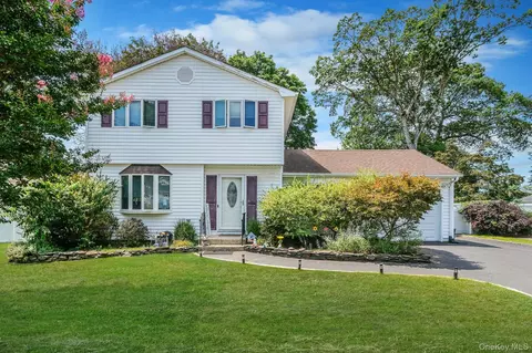 8 Wade Dr, Lake Grove, NY 11755