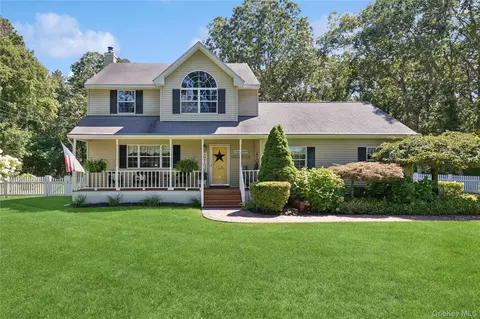 201 Dayton Ave, Manorville, NY 11949