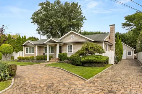 17 Potomac Ln, Sayville, NY 11782