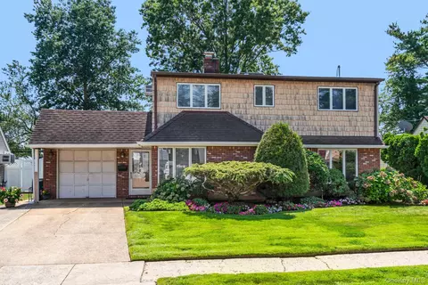 12 Coachman Ln, Levittown, NY 11756