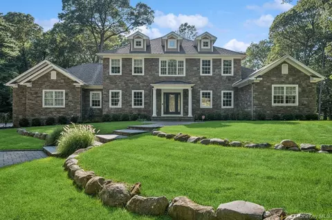 33 Bacon Rd, Saint James, NY 11780