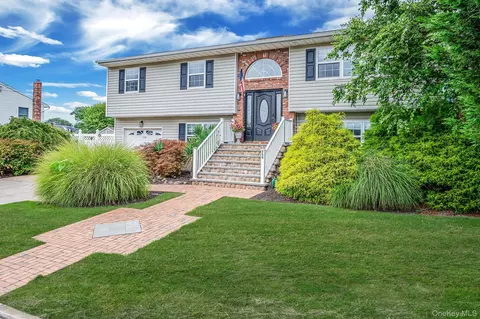 750 Hancock Pl, Lindenhurst, NY 11757