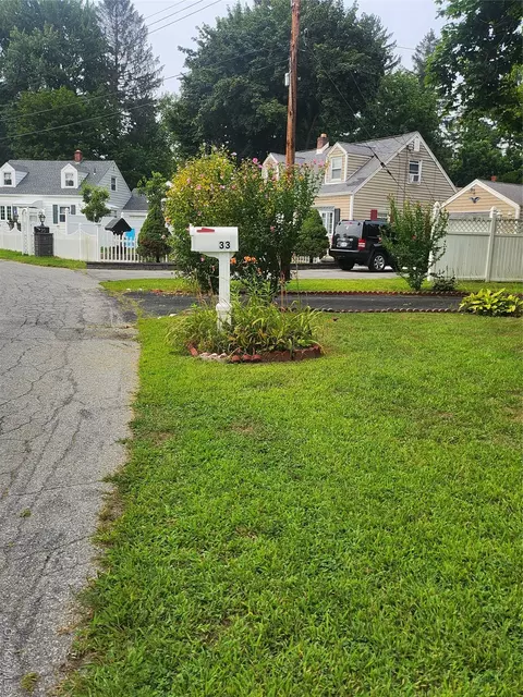 33 Red Barn Rd, Hyde Park, NY 12538
