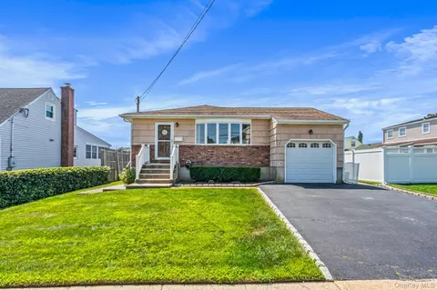 36 Maple Ave, South Farmingdale, NY 11735