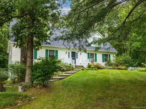77 W Long Meadow Dr, Staatsburg, NY 12580