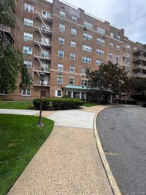 151-15 84th St #3E, New York, NY 11414