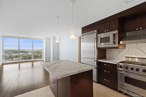 1 Renaissance Sq #25F, White Plains, NY 10601