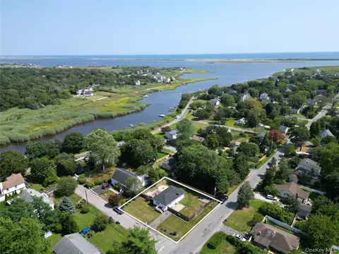8 King Rd W, Mastic Beach, NY 11951
