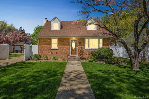 633 Stowe Ave, Baldwin, NY 11510