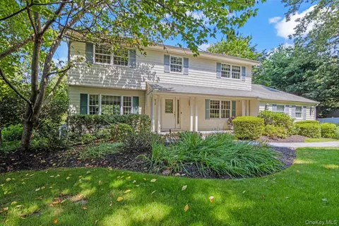 5 Barnyard Ln, Setauket, NY 11733