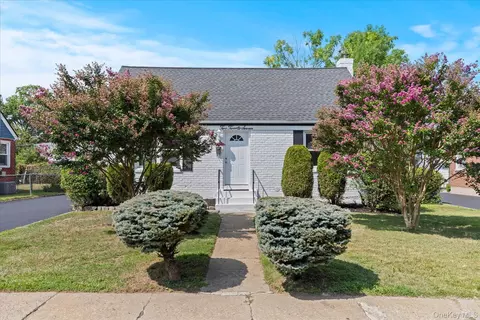 227 Warren St, Uniondale, NY 11553