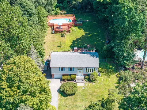 30 Steiner Dr, Mahopac, NY 10541
