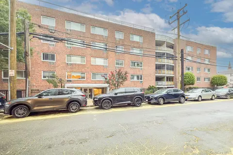 101 Clinton Ave #2J, North Hempstead, NY 11501
