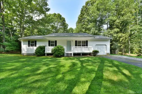 114 Halsey Manor Rd, Manorville, NY 11949