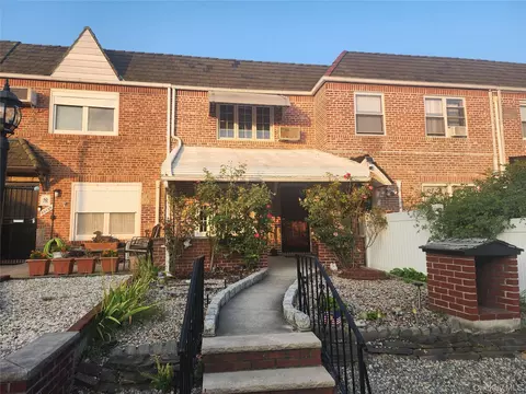 61-41 77 Pl, New York, NY 11379