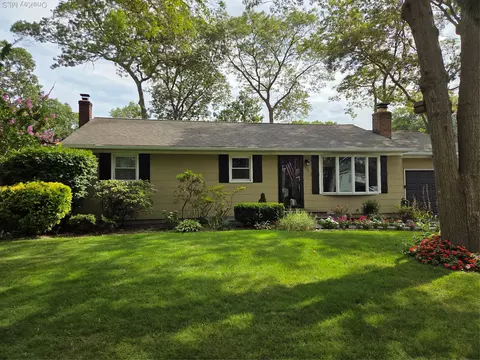 376 Grace St, Holbrook, NY 11741