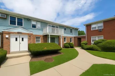 5 Hemlock Dr # B, Bay Shore, NY 11706