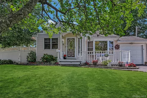 18 Hudson Dr, Kings Park, NY 11754