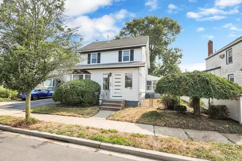 38 Chester Ct, Oceanside, NY 11572