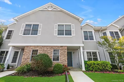 43 Miro Pl, North Hempstead, NY 11050