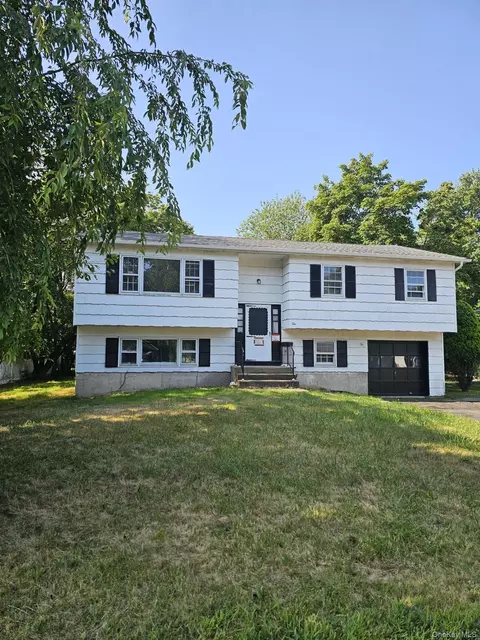 10 Roman Acres Dr, Garnerville, NY 10923