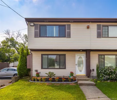 40 Raily Ct, Staten Island, NY 10312