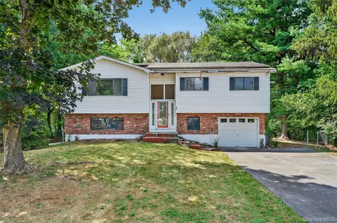 12 Westminister Dr, Middletown, NY 10940